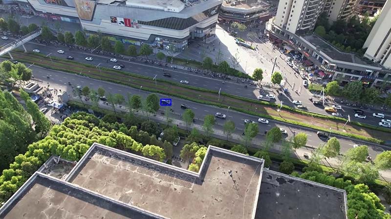城市交通场景，跟踪目标车辆（可见光）